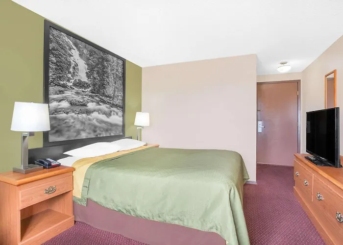 Super 8 By Wyndham Riverton